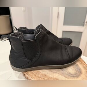 Olukai Boots Womens 9 Chelsea Ankle Flats Black Leather